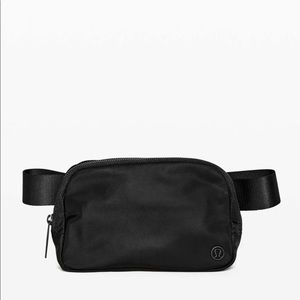 Lululemon Everywhere belt bag